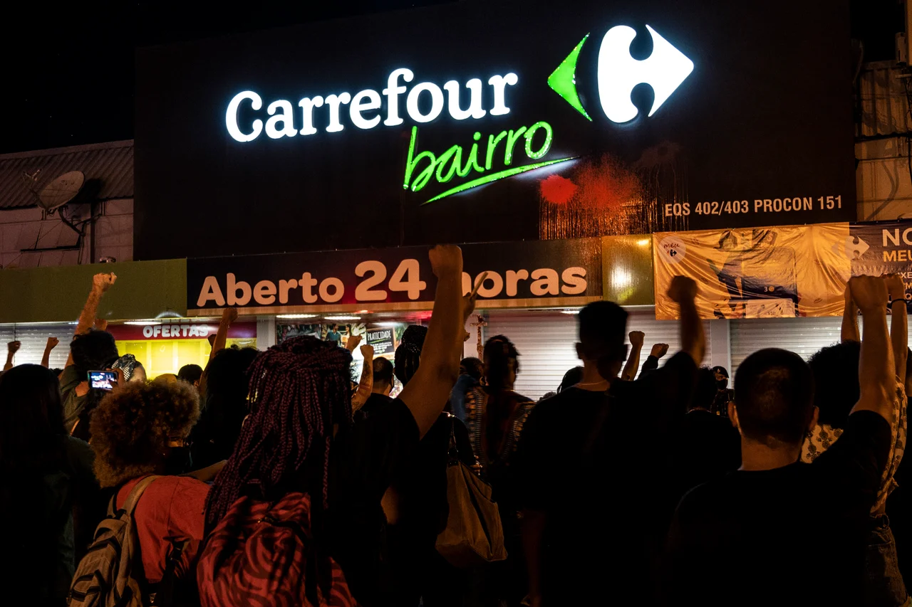 Brasília - 26/11/2020 - Ato pacífico marca o sétimo dia da morte de João Alberto Silveira Freitas, morto por seguranças de uma unidade do Carrefour em Porto Alegre (RS). Para expressar o luto e o combate ao racismo, os manifestantes realizaram uma vigília, com vários cartazes e velas, em frente a um supermercado da rede na 402 Sul. 

Leopoldo Silva/Agência Senado
