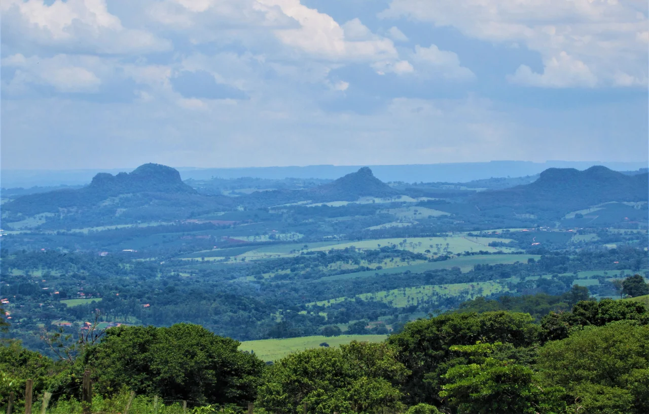 Região montanhosas próximas a Franca e bem no fim do horizonte a região da Serra da Canastra. Esse visão é possível a partir do final da Avenida Brasil esquina com a rua Antônio Pizani, em Franca, Brasil.