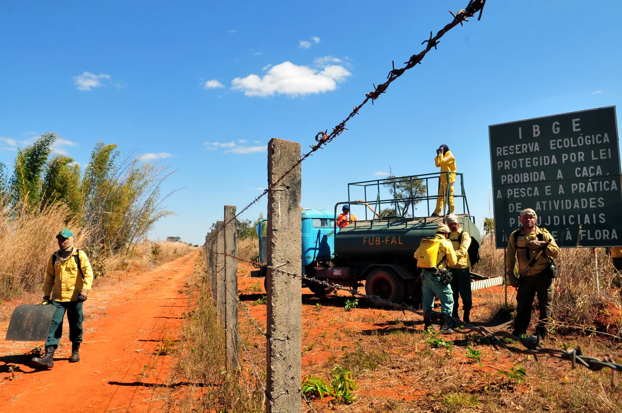 Fazenda Água Limpa, Brasília, DF, Brasil 29/7/2015 Foto: Tony Winston/Agência Brasília

Equipe formada por funcionários do Jardim Botânico, do Instituto Brasileiro de Geografia e Estatística (IBGE), do Centro Nacional de Prevenção e Combate aos Incêndios Florestais do Instituto Brasileiro do Meio Ambiente e dos Recursos Naturais Renováveis (Ibama), do Corpo de Bombeiros, da Companhia de Saneamento Ambiental do Distrito Federal e da Fazenda Água Limpa da Universidade de Brasília (UNB) utilizou a técnica do aceiro por 16 quilômetros de vegetação — da Reserva Ecológica do Jardim Botânico, passando pela reserva do IBGE, até a Fazenda Água Limpa — na terça (28) e quarta-feira (29) da semana passada.
