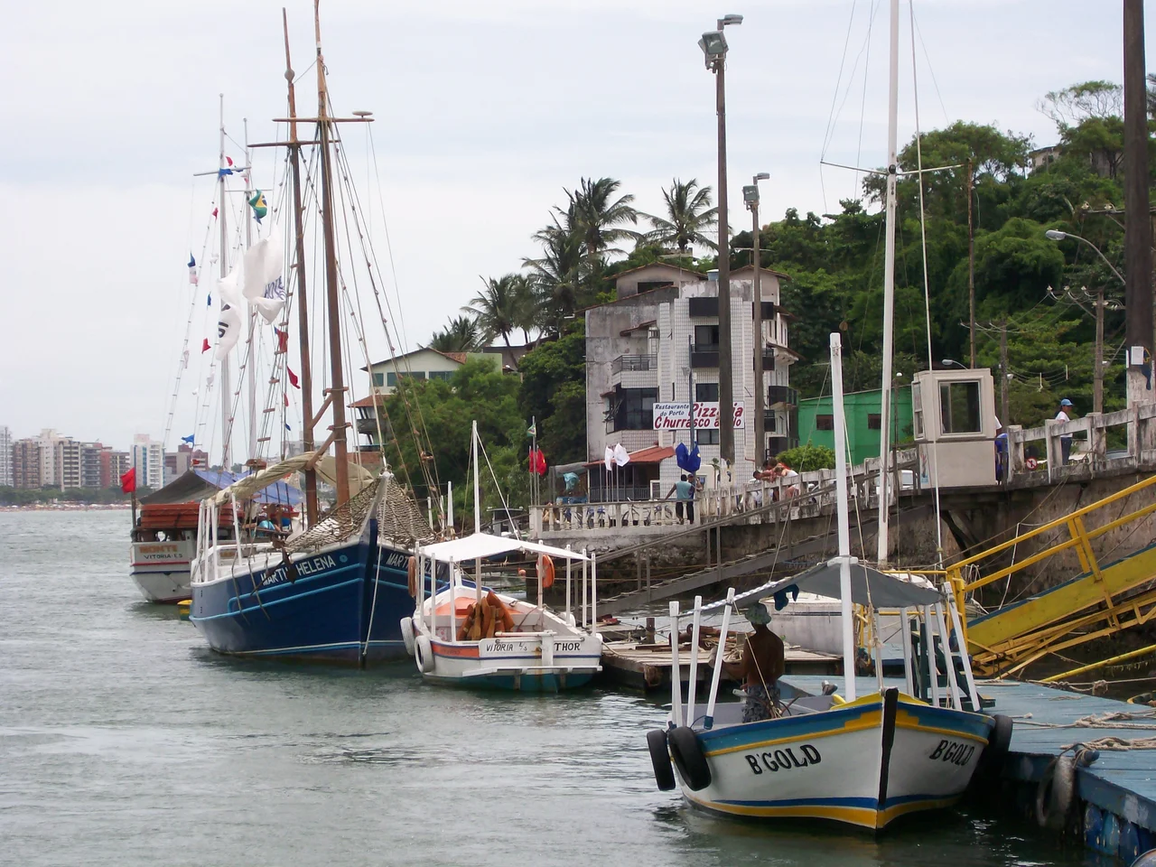 Escunas (veleiros) ancoradas no cais de Guarapari, estado do Espírito Santo. Foto: Léo Quintino. Janeiro de 2009.
