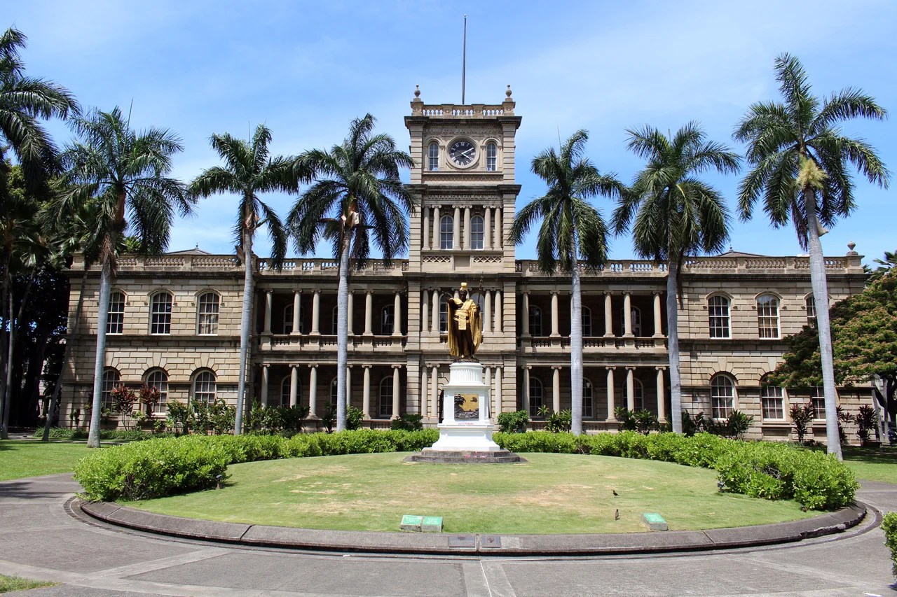 Aliʻiōlani Hale in Honolulu, Hawaii, the home of the Supreme Court of Hawaii. Photographed by user Coolcaesar on May 25, 2019.