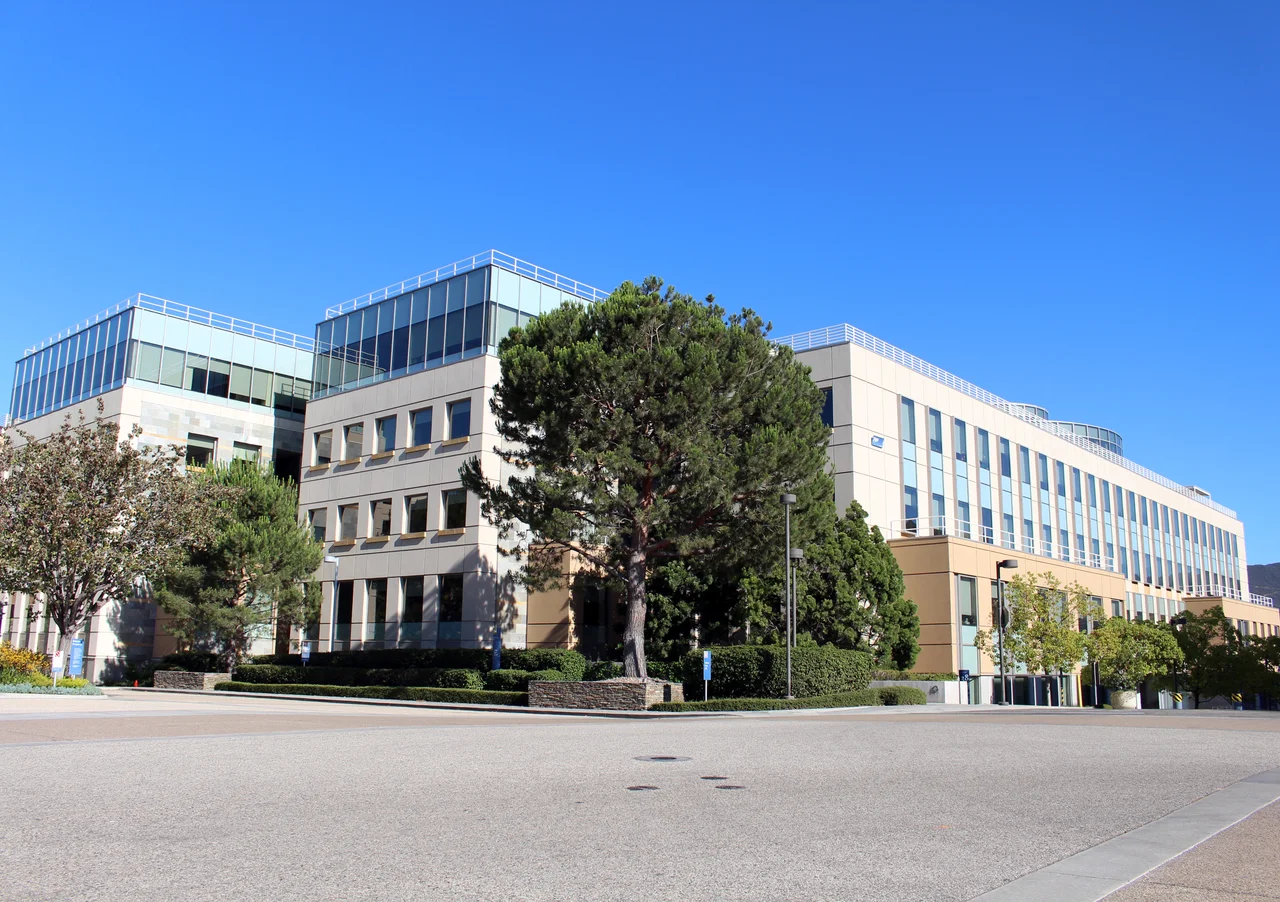 One of the many buildings at Amgen headquarters in Thousand Oaks, California. Photographed by user Coolcaesar on July 4, 2016 (replacing an older version taken on July 7, 2012).