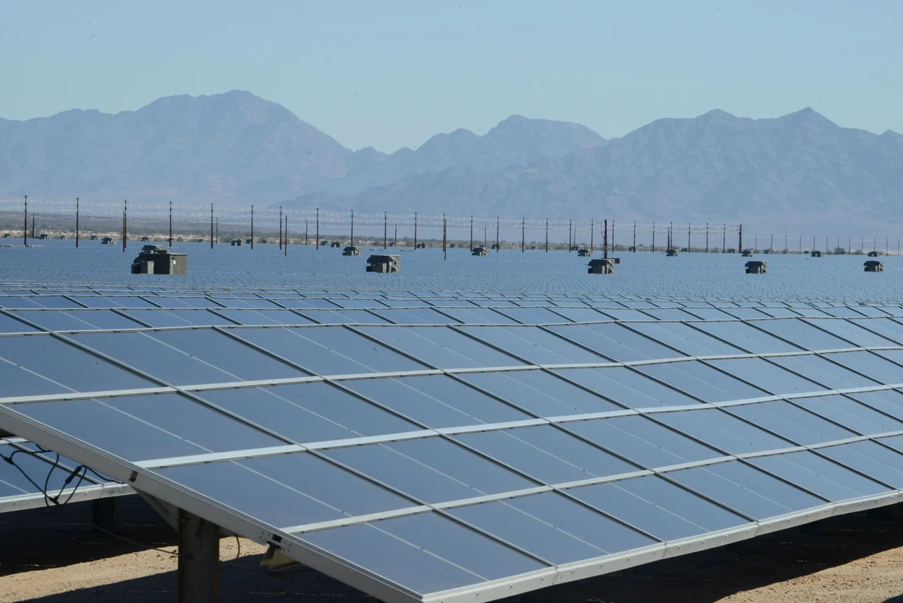 02-09-15 First Solar Desert Sunlight Solar Farm

Desert Sunlight Solar Farm