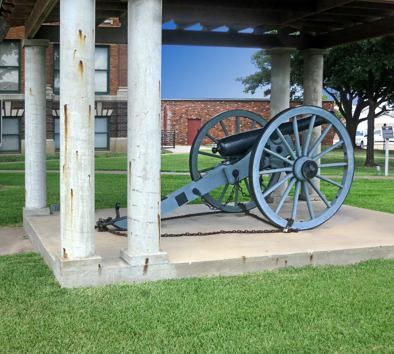 Six brass field guns taken by Lt. Joseph D. Sayers' Company in Civil War Battle of Val Verde, N. Mex., 1862, and brought back to Texas with incredible difficulty, armed a new unit of hand-picked men. Sound of the Val Verde guns in action set pace for other outfits, helped secure such victories as the recapture of Galveston, 1863.
At Mansfield, La., April 1864, captured new, longer-range guns.

Unwilling to lose their guns when the war ended, the men buried four. The last commander, T.D. Nettles, brought this one home to Freestone County.
