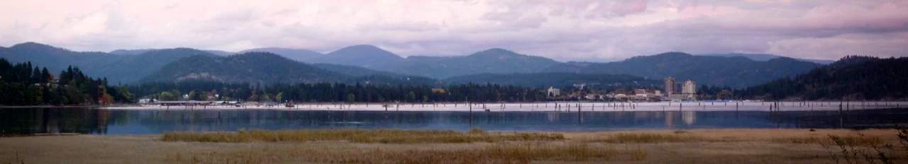 Panorama of Coeur d'Alene, Idaho, on the shore of Lake Coeur d'Alene. The prominent building to the right is the Coeur d'Alene Resort.