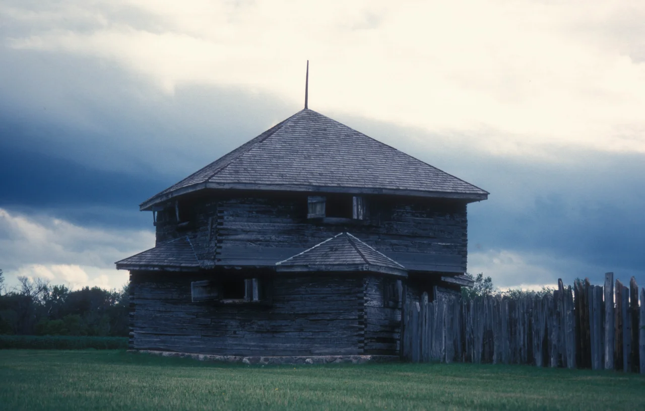 BUILT IN 1857 AT THE HEAD OF NAVIGATION ON THE RED RIVER TO 	PROTECT THE TRADE BETWEEN ST. PAUL, MN AND THE SETTLERS COMING INTO DAKOTA TERRITORY FROM MAINTOBA AND SETTLING IN THE PEMBINA VALLEY