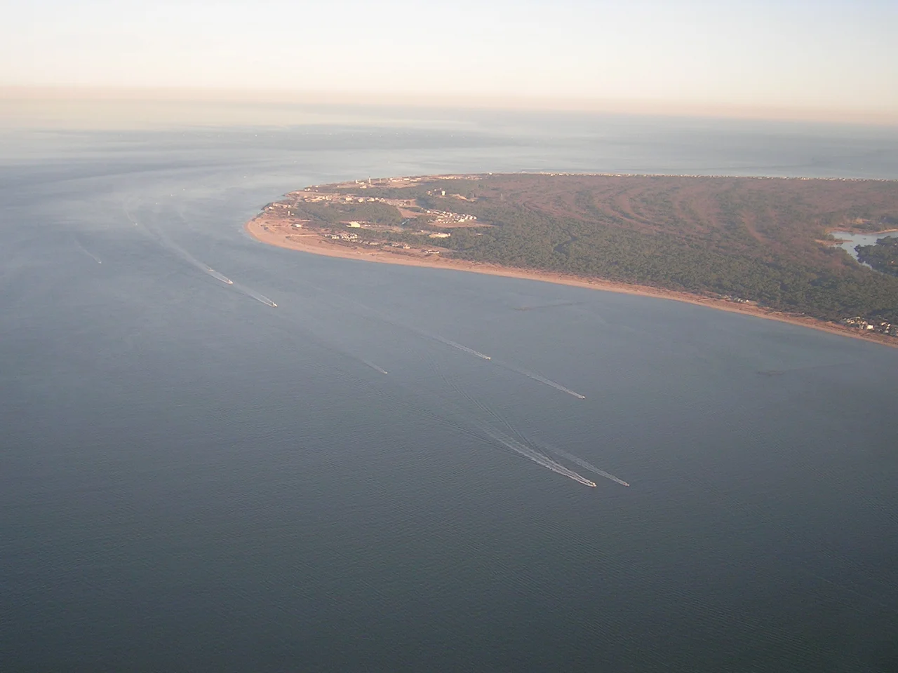 w:Cape Henry in Virginia Beach, USA. Taken from a descending airplane above the entrance to the Chesapeake Bay at approximately 36°56′11.54″N 76°05′24.31″W / 36.9365389°N 76.0900861°W / 36.9365389; -76.0900861, facing approximately 105°.