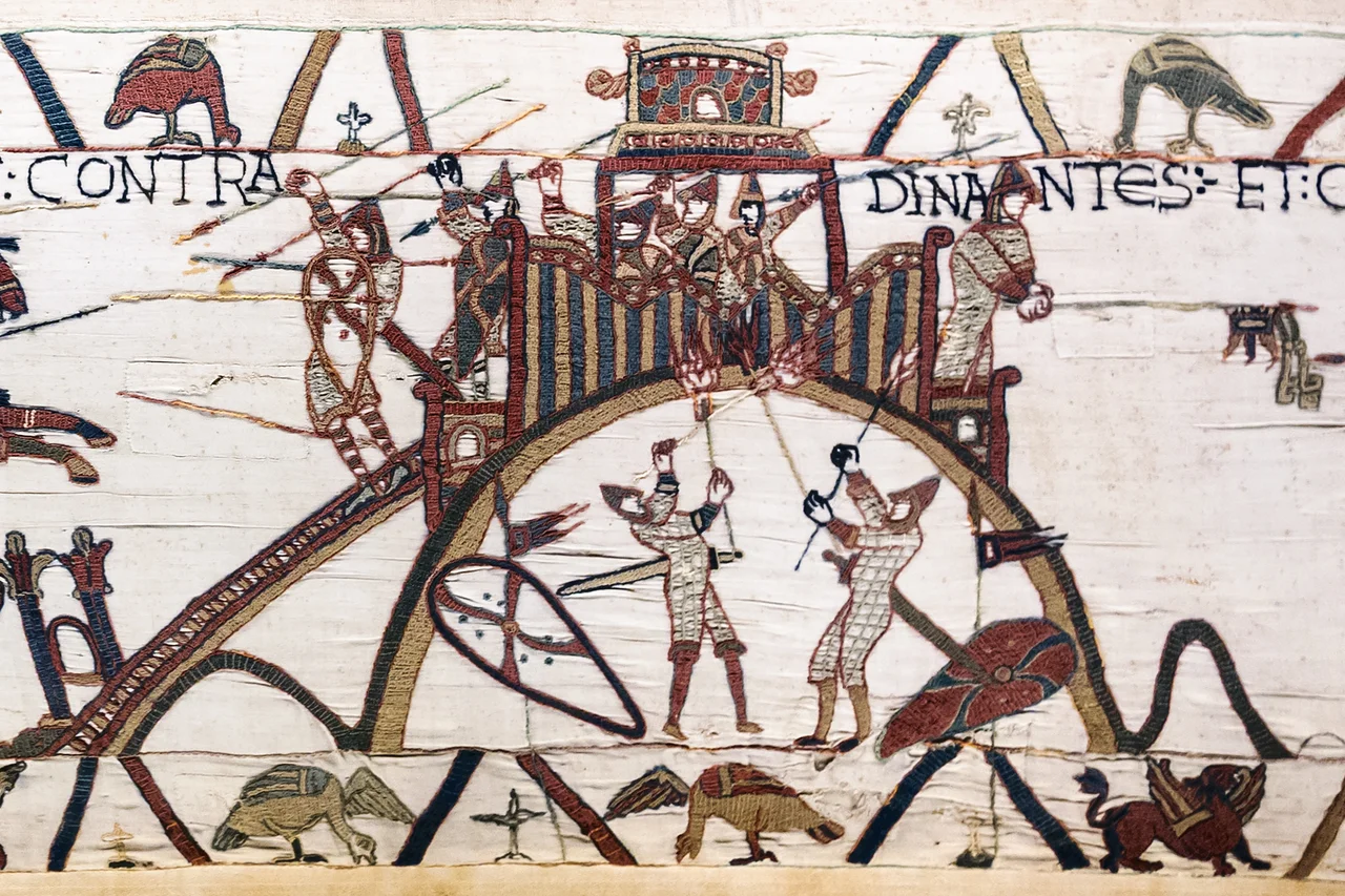 Bayeux Tapestry - Scene 19: siege of Dinan (detail). The soldiers of William, Duke of Normandy attack the motte-and-bailey castle of Dinan. Conan II, Duke of Brittany surrenders and gives the keys to Dinan via a lance.