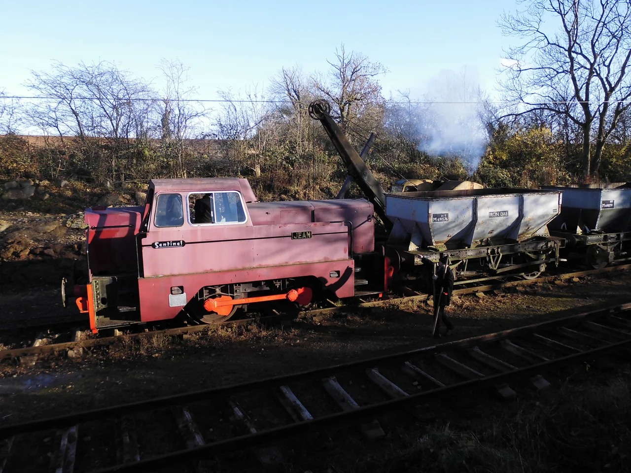 Demonstration Goods Train on the Rutland Railway. The steam locomotive is 'Singapore' Hawthorn Leslie 0-4-0ST 3865 of 1936. Camera - Fuji FinePix F10 Modified - Trimmed and file size reduced using Adobe Photoshop 5.0LE