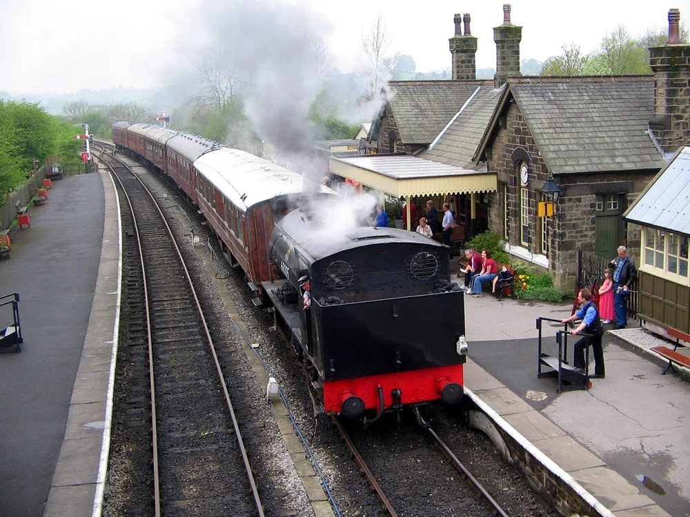 A train pulling into en:Embsay station on the en:Embsay and Bolton Abbey Steam Railway.
en:Hunslet Austerity 0-6-0ST — Dunc