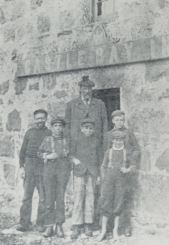 Pàdraig Mòr, the "Barra Giant" outside the Castlebay Inn, Castlebay, Barra, Outer Hebrides