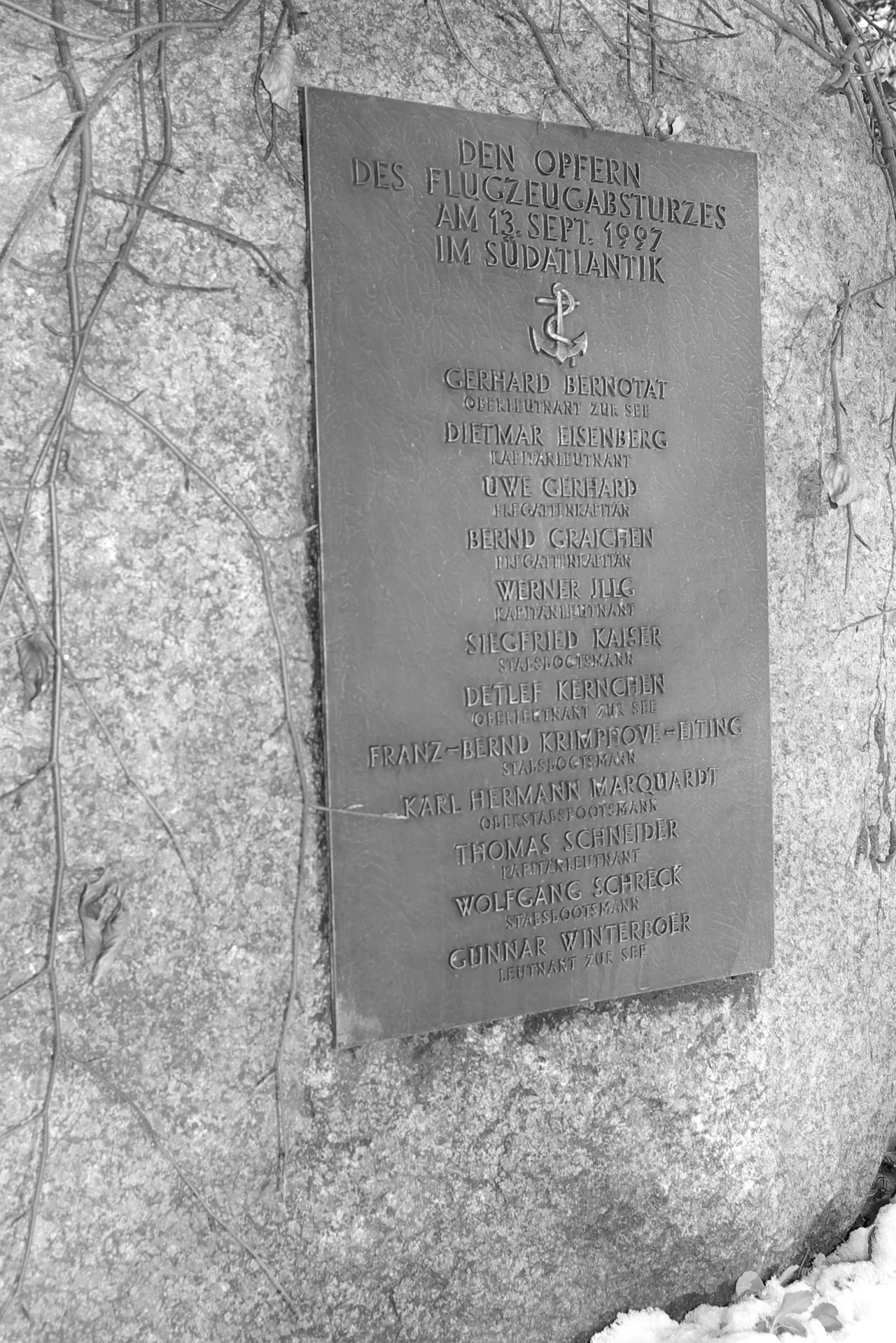 Ehrenfriedhof Wilhelmshaven, Gedenkstein zur Flugzeugkollision vor Namibia 1997. Namentlich erwähnt werden:  Oberleutnant zur See Gerhard Bernotat, Kapitänleutnant Dietmar Eisenberg, Fregattenkapitän Uwe Gerhard, Fregattenkapitän Bernd Graichen, Kapitänleutnant Werner Jllg, Stabsbootsmann Siegfried Kaiser, Oberleutnant zur See Detlef Kernchen, Stabsbootsmann Franz-Bernd Krimphove-Eiting, Oberstabsbootsmann Karl Hermann Marquardt, Kapitänleutnant Thomas Schneider, Stabsbootsmann Wolfgang Schreck, Leutnant zur See Gunnar Winterboer. Die Besatzung und ein mitfliegender Techniker werden auf dem Stein nicht erwähnt!