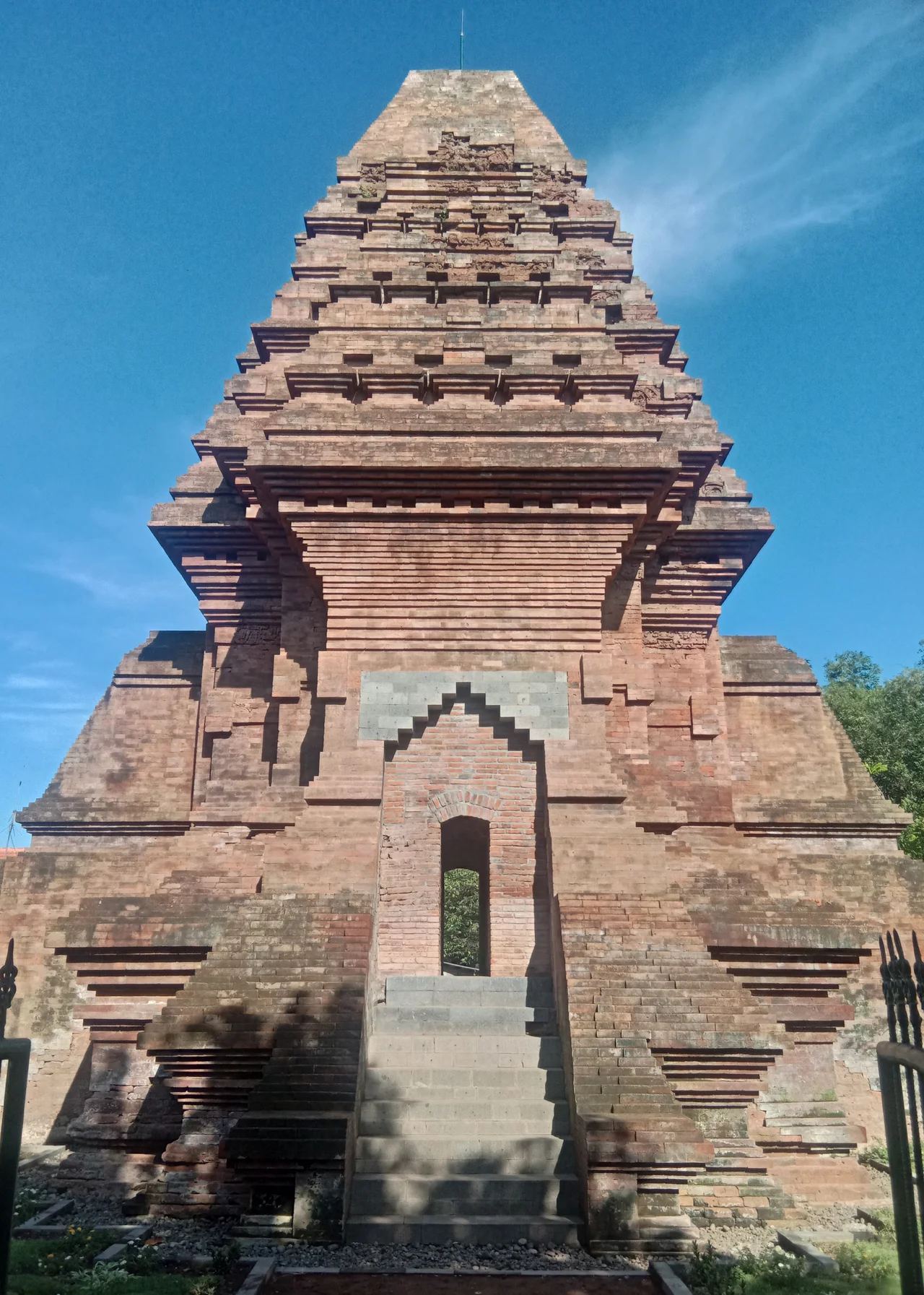 Appearance of Dermo Temple from the front.