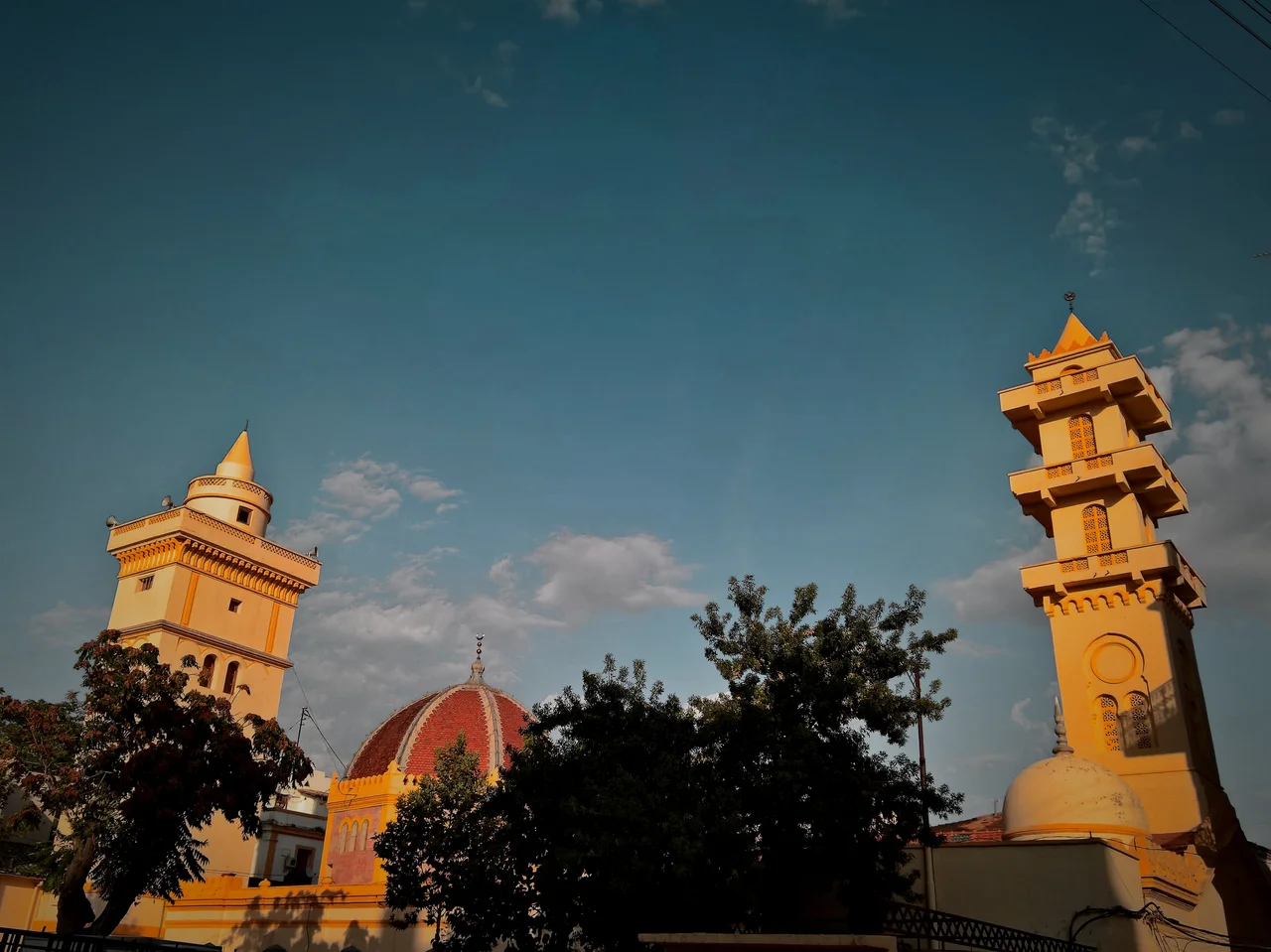 Cette mosquée borde le palais du bey et la place du commandant Si Houas, elle doit son nom au marché de la laine (Souk El Ghzel) qui se trouve à sa proximité. Son bâtisseur était un marocain nommé Abbas Ben AlloulDjelloul, il fut confié par le bey « Hussein Bou Koumia/ Hassan Killiani) en 1723 et sa réalisation prit plus de 10 ans (sa réalisation aura duré plus de 27 ans) (1713-1729/1125-1140).
Articles