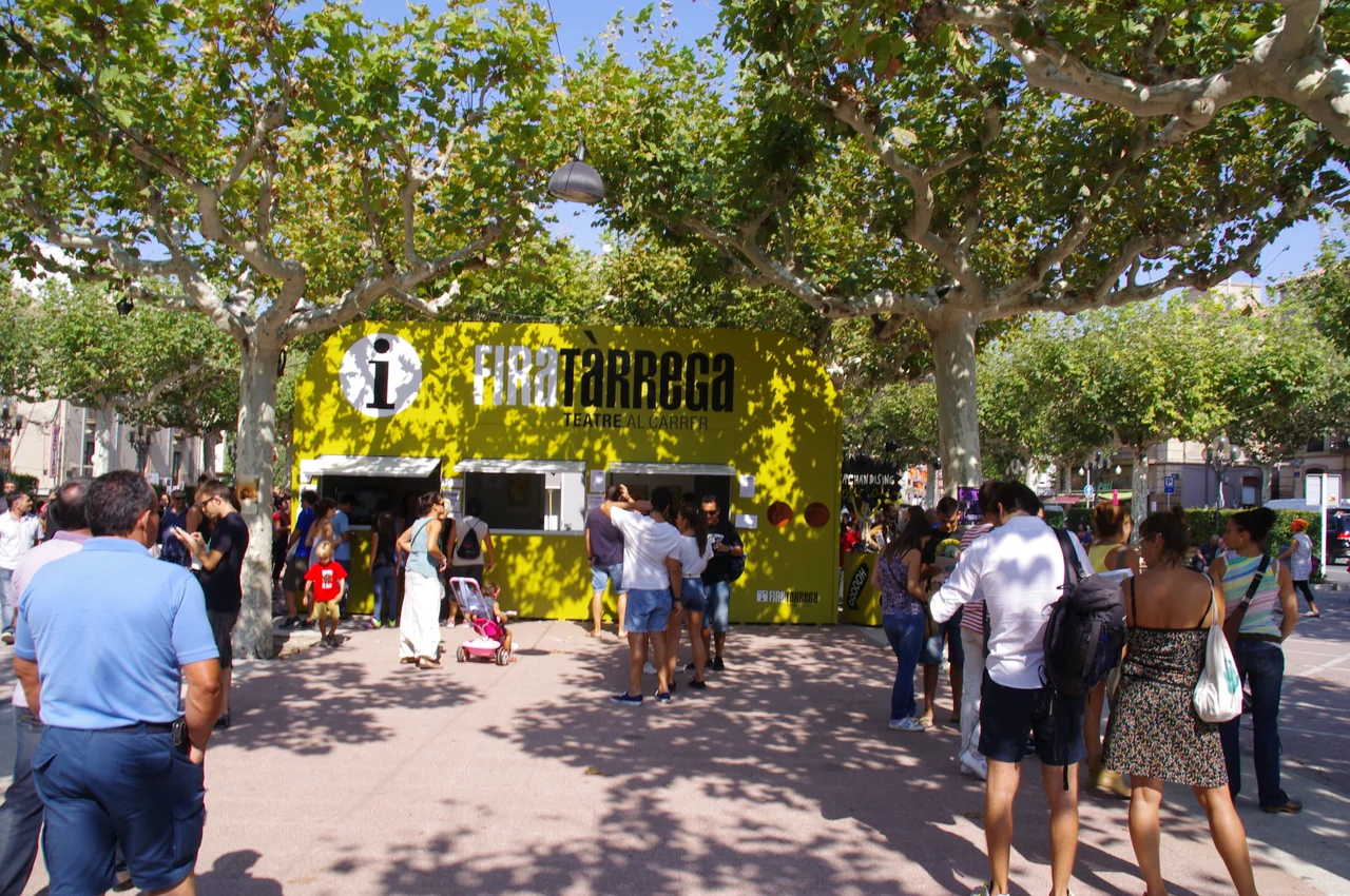 Estand d'informació de FiraTàrrega 2012 a la plaça del Carme de Tàrrega