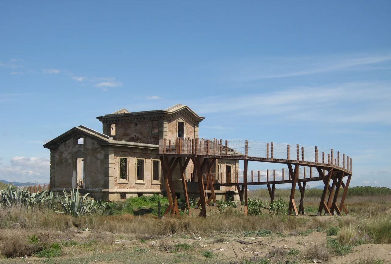 Casa Semáforo, convertida en mirador de aves. Ubicado en la playa de Ca l'arana. Reserva natural del Delta del Llobregat
