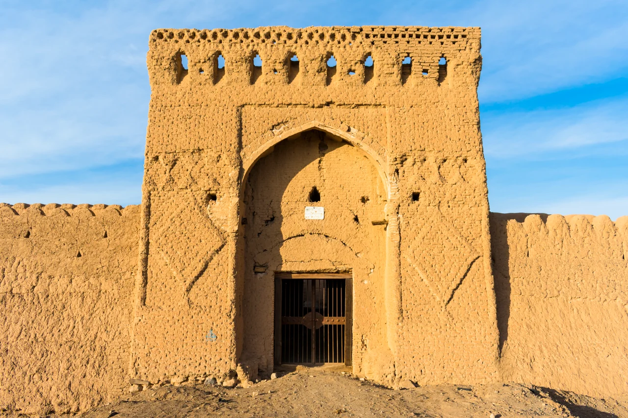 دیو قالاسی (قلعهٔ دیو) در شمال شرق مشگین‌شهر، مابین روستاهایی «قوزلو» و «کویج» و در ۵ کیلومتری روستای کویج قرار گرفته‌است. این قلعه در دامنهٔ کوه سبلان قرار دارد و از مسیر جادهٔ انار و قوزلو می‌توان آن را بهتر دید. قلعه با سنگ‌های بزرگی به‌ابعاد ۶۰ سانتی‌متر در ۲ متر و ۱۰ سانتی‌متر به‌شیوهٔ قلعه‌های اورارتوها بدون ملات ساخته‌شده‌است و دارای طبقات مختلف می‌باشد و قسمت بزرگی از آن از بین رفته‌است. این بنا طی شمارهٔ ۶۳۰ به ثبت آثار ملی رسیده‌است.