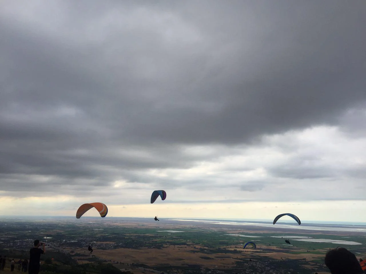 پرواز پاراگلایدرها در روستای مهدیرجه و نمایی از دریای خزر و شبه‌جزیرۀ میانکاله