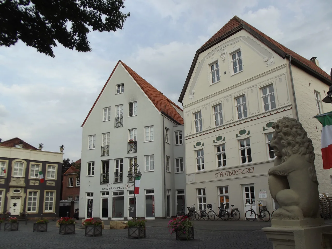 Marketplace Burgsteinfurt including a building that is mentioned in the English Wiki article on Steinfurt