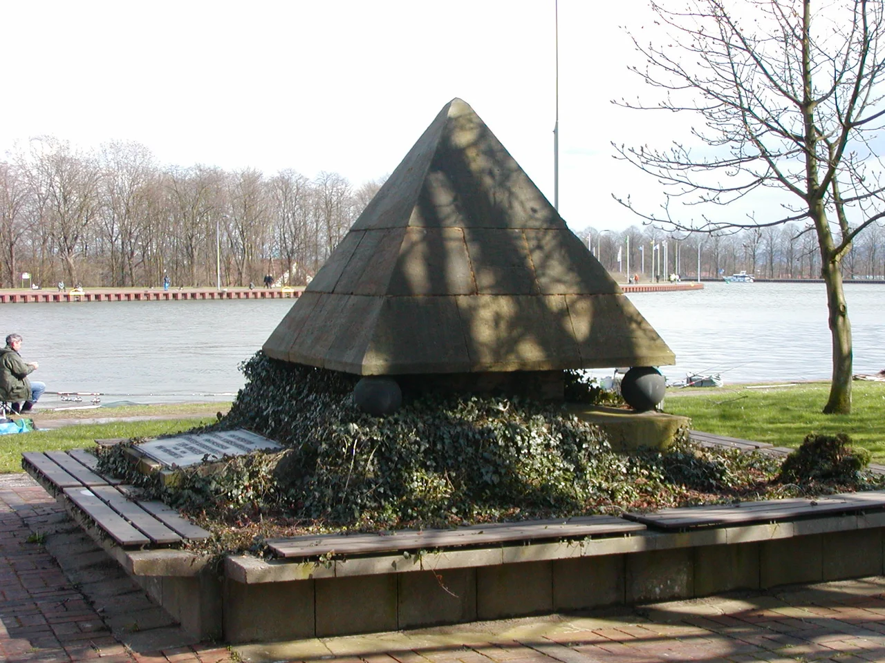 Leo-Sympher-Denkmal bei  Minden, Nordrhein-Westfalen: Innerhalb der Anlagen des Wasserstraßenkreuzes Minden befindet sich am Mittellandkandkanal und vor dem Informationszentrum ein Denkmal, das an den preußischen Ministerialdirektor Leo Sympher erinnert. Sympher wurde am 19. Oktober 1854 in Hann. Münden als Sohn eines hannoveranischen Offiziers geboren. Von frühester Jugend an war er mit Werra, Fulda und Weser auf das Engste vertraut.
Die Planungen und Ausführung des Mittellandkanals als Verbindung zwischen Ems, Weser und Elbe am Südrand des Norddeutschen Tieflands, insbesondere das Wasserstraßenkreuz von Weser und Mittellandkanal, sind sein Hauptwerk. Von Leo Sympher wurden im Einzugsbereich der Weser die Edertalsperre und die Diemeltalsperre mit errichtet. Diese sollten im Sommerhalbjahr Zuschusswasser in die Weser als Ersatz für die in Minden zu entnehmenden Wassermengen zur Versorgung des Kanals liefern.

Nach ihm ist auch die ufernahe Sympherstraße in Minden und das Leo Sympher Kolleg in Hann. Münnden benannt.