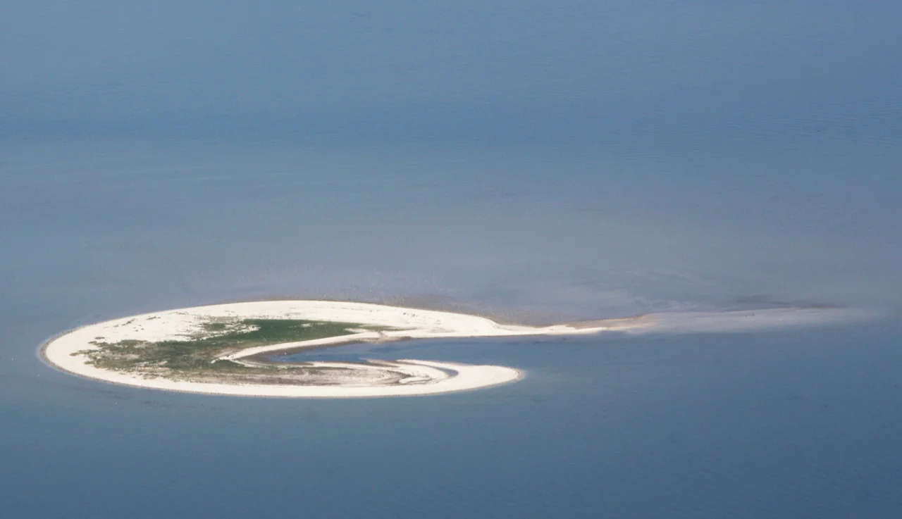 Blick auf Lütje Hörn beim Flug vom Pilsumer Leuchtturm nach Borkum; Flughöhe 1500 ft; Juli 2010; Originalfoto nachbearbeitet: Tonwertkorrektur und Bild geschärft mit Hochpassfilter