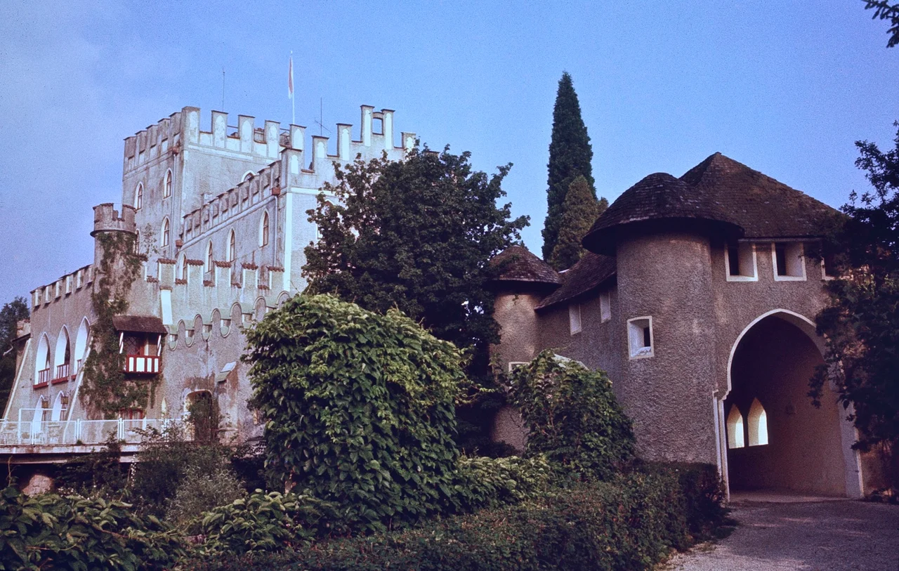 Schloss Itter (Itter Castle) viewed from the east, along the pathway to the entrance, in 1979.
This media shows the protected monument with ObjektID 39466 in Austria. (Commons, de, Wikidata)