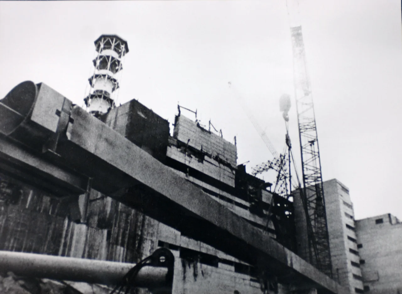 Historical collections of the Chernobyl accident from the Ukrainian Society for Friendship and Cultural Relations with Foreign Countries (USFCRFC).
Preparatory steps for mounting the sarcophagus.
Copyright: IAEA Imagebank