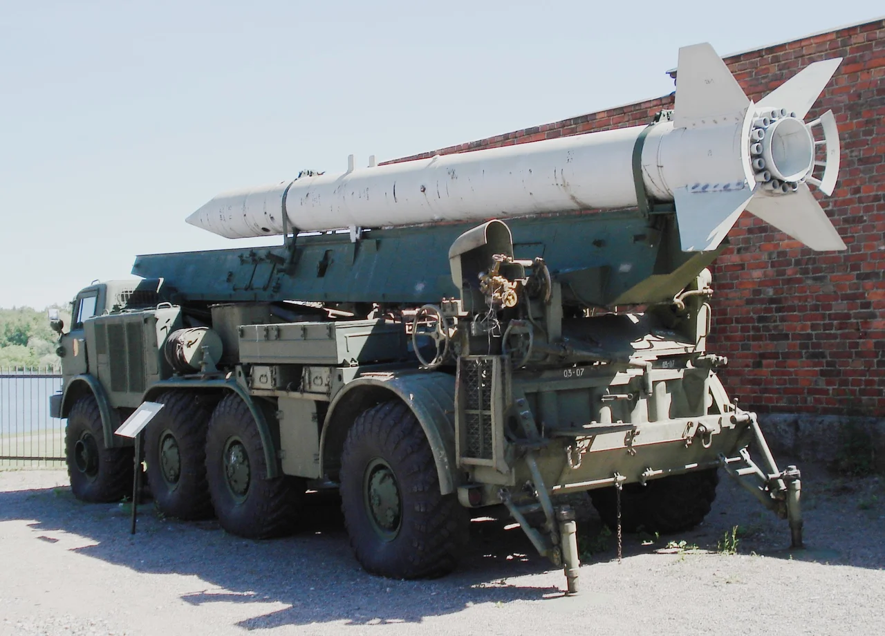 Soviet FROG-7B (Luna-M) missile system, displayed in Hämeenlinna Artillery Museum. This was a tactical weapon, with a range from 10 to 65 km and a 450 kg warhead, conventional, chemical or nuclear.
Photo taken on June 18, 2006.

Source: Photo by me, User:Balcer.
