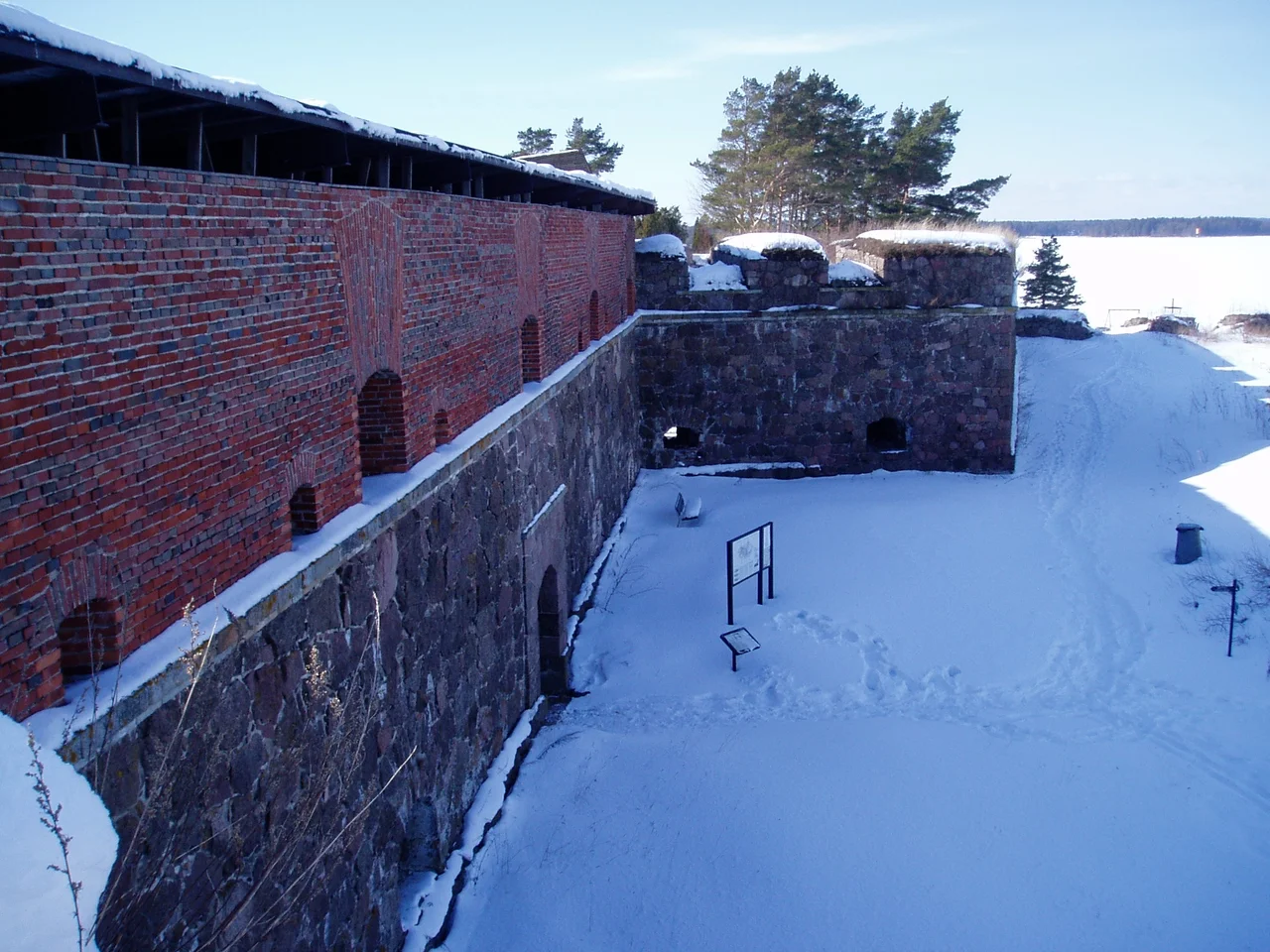 Svarholman merilinnoituksen pohjoinen kurtiinirakennus ja pääportti. Taustalla bastioni Nordenskiöld.