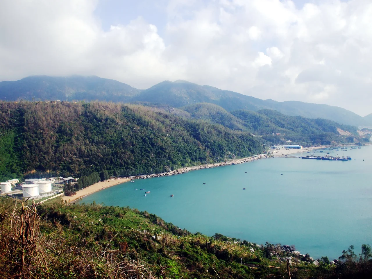 Vũng Rô là một vịnh nhỏ nhưng xinh đẹp thuộc xã Hòa Xuân Nam, huyện Đông Hòa, tỉnh Phú Yên (Việt Nam); nằm ngay sát rìa dãy núi Đèo Cả.