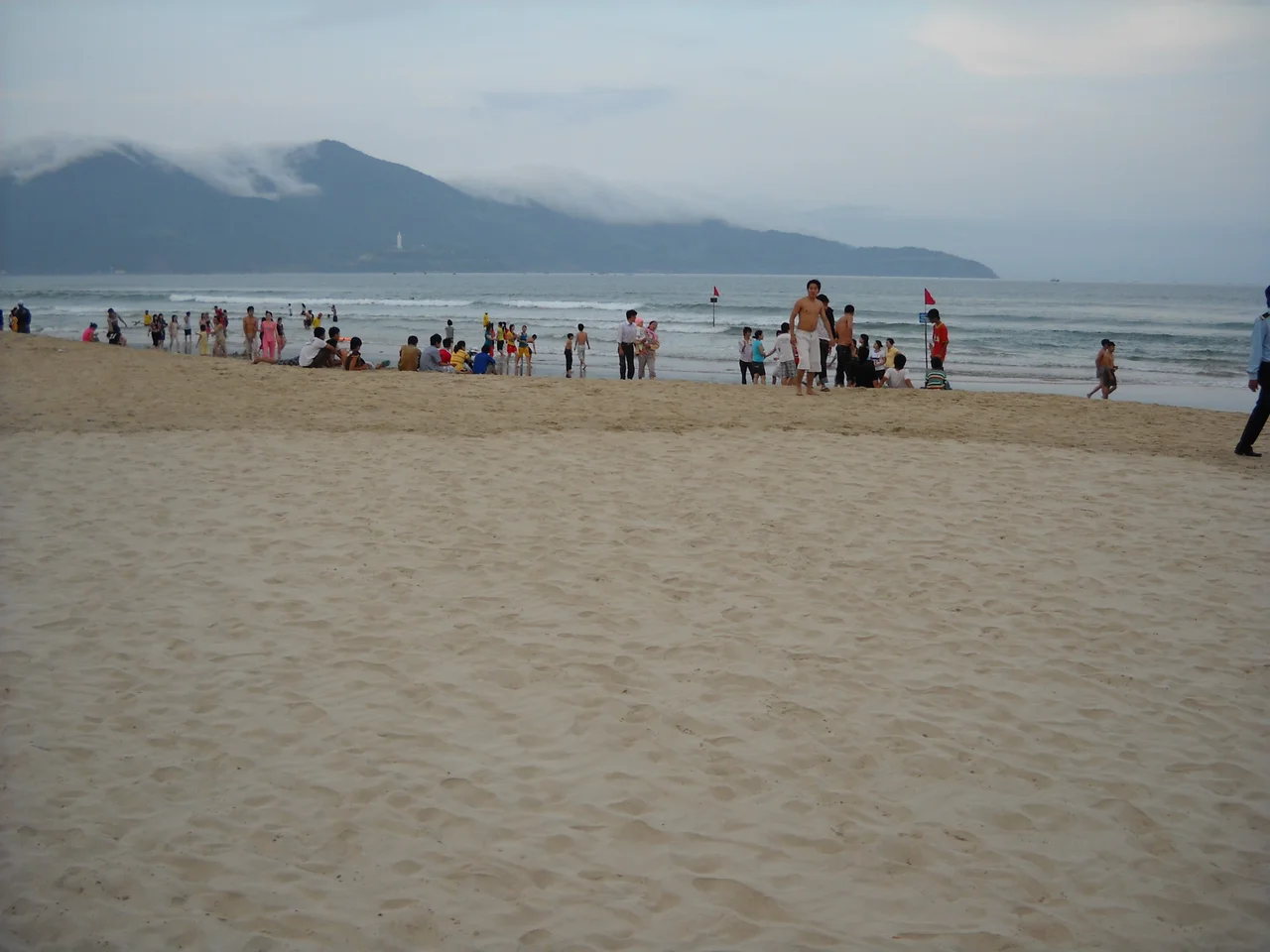 Bán đảo Sơn Trà, nhìn từ bãi biển Đà Nẵng.