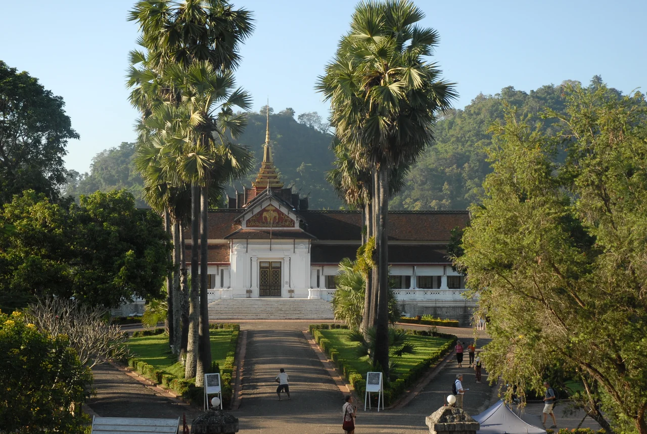 Luang Prabang : Musée national (ancien palais royal) depuis la colline de Phou Si