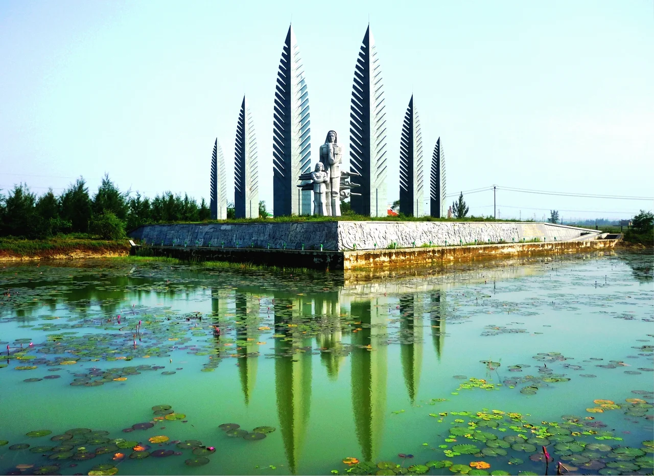 Tượng đài "KHÁT VỌNG THỐNG NHẤT NON SÔNG"
