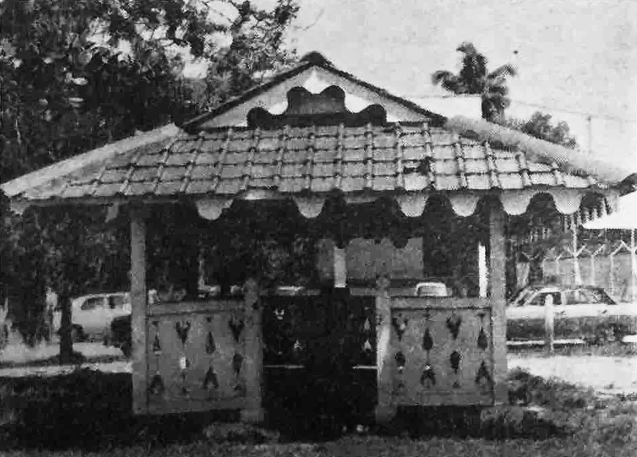 This picture shows the grave of "Dayang Ayang," located in front of the Post Office Building, Bandar Brunei. A brief story about the grave of Dayang Ayang will be shared in the next edition.