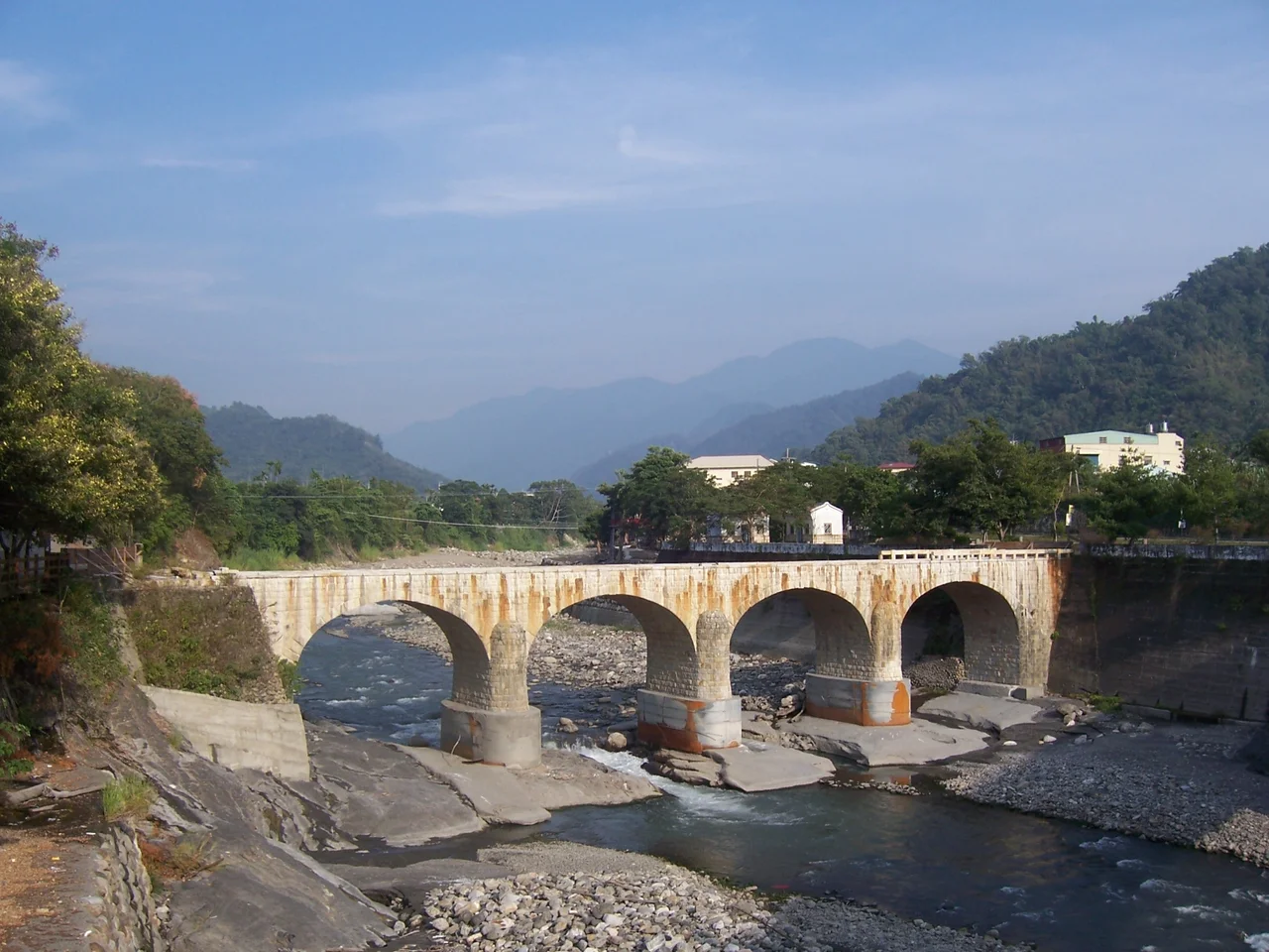 Old Beigang River Bridge(a.k.a. Glutinous Rice Bridge)over the Beigang River,located at Gouxing Township, Nantou County, Taiwan.The bridge deck of was damaged by the 2004 floods as of July 2nd 2004.The present bridge was built in 2006.