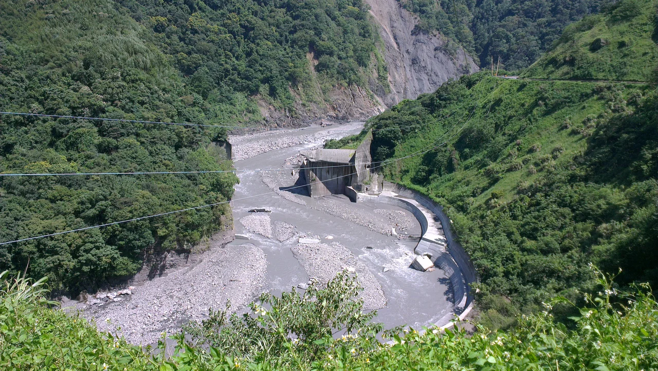 The "Baling" Dam on the "Da Han" River in Taoyuan County, Taiwan 
September 2007, Weipa typhoons Tahan bring abundant rainfall, resulting in Shimen Reservoir upstream (11 km Ronghua dam upstream) of Baling dam dam seat because the right was hollowed base erosion and destroyed about 60 meters.