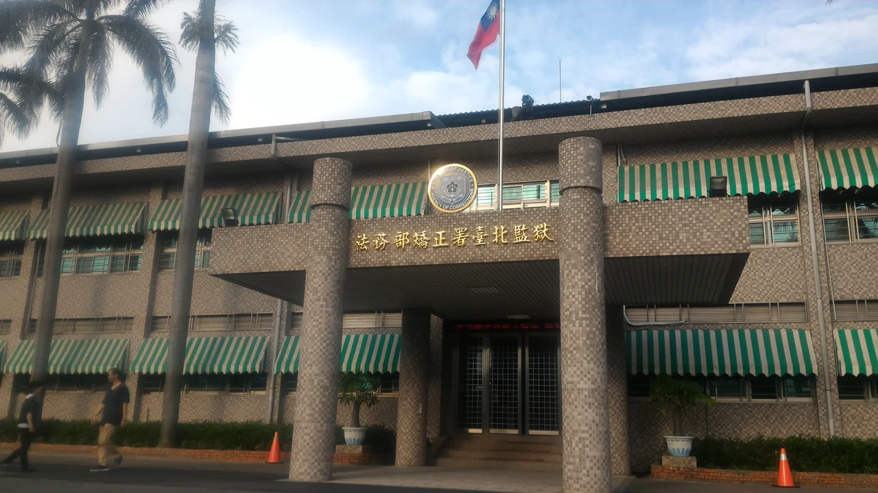 ​法務部矯正署臺北監獄大門，上方旗桿升起中華民國國旗。