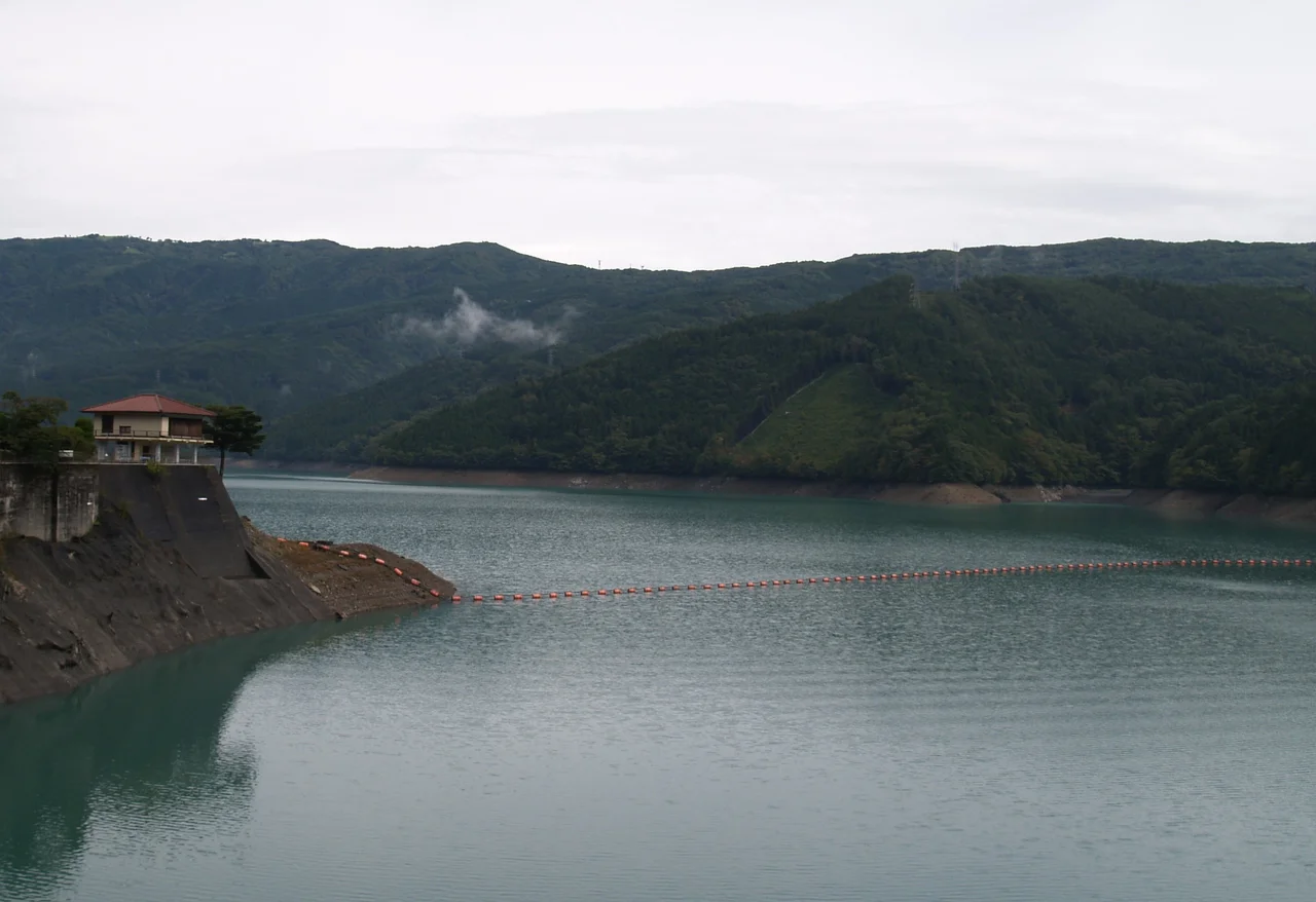 ja:井川湖（2005年10月投稿者撮影）